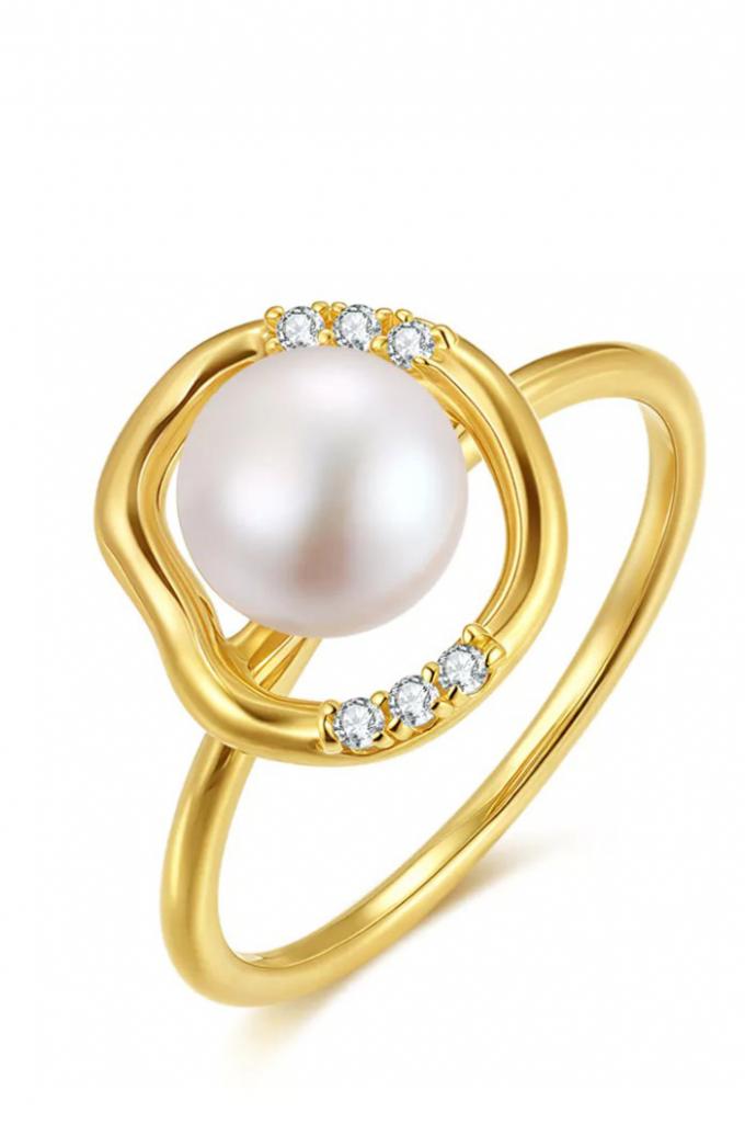 Een gouden ring met parel