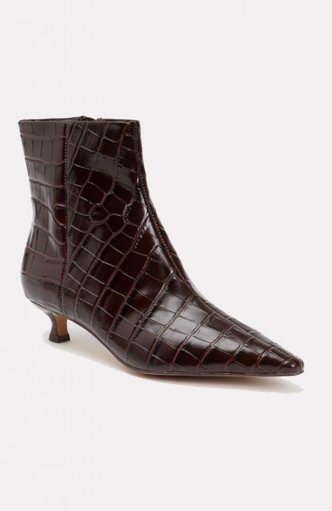 Een paar enkellaarsjes in een basiskleur