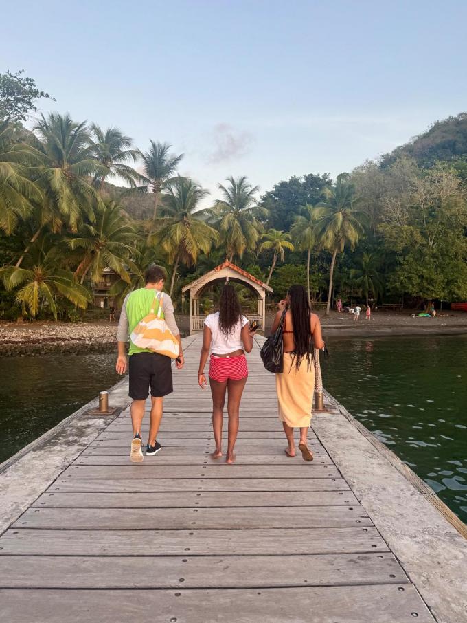 Anse Noire: een pareltje van een strand met zwart zand voor een groene jungle-achtergrond. (foto SRA)