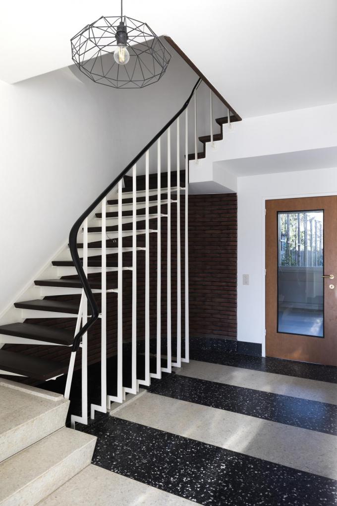 Bezoekers die in de ruime inkomhal binnenkomen spotten meteen de elegante wenteltrap. (foto Kaatje Verschoren)