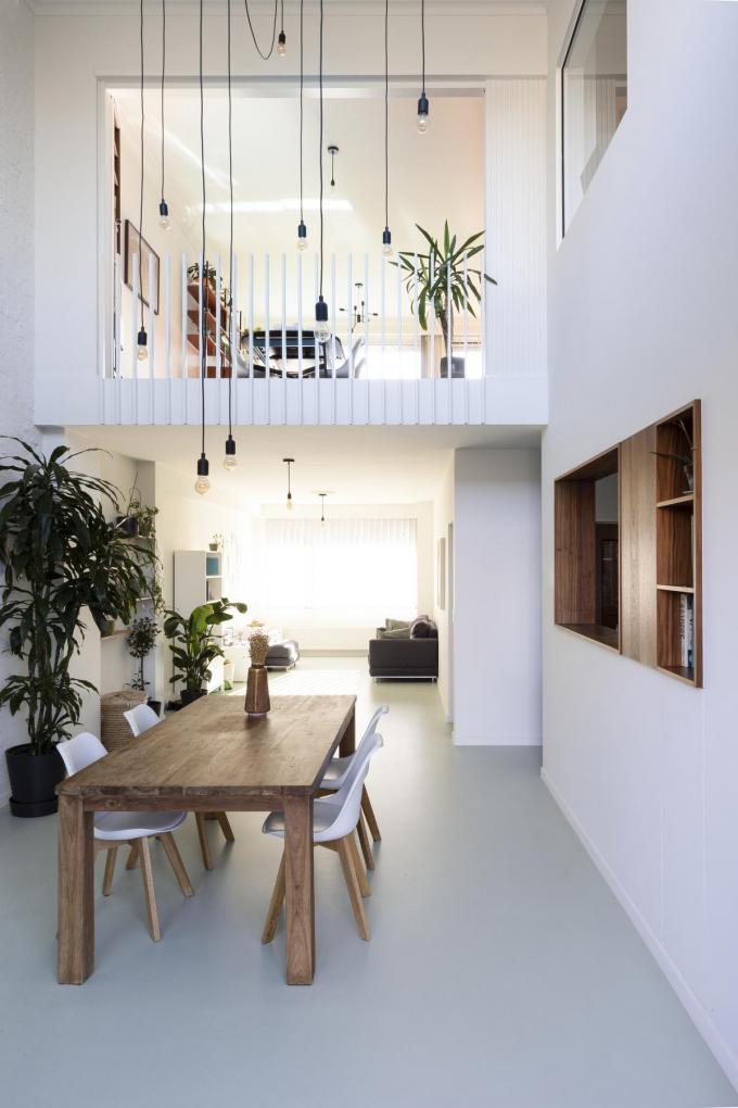 De indrukwekkende vide verbindt de eetkamer en leefruimte met elkaar. (foto Kaatje Verschoren)