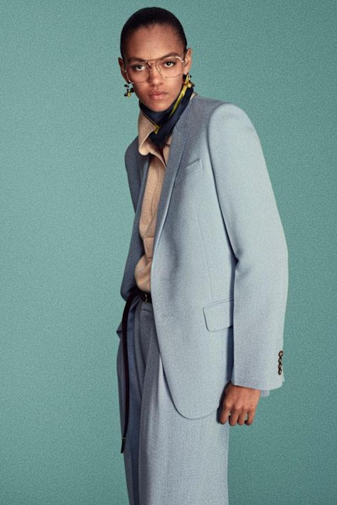 Les lunettes en métal se sont invitées jusqu'au défilé Pre-Fall 2026 de Victoria Beckham - Launchmetrics Spotlight