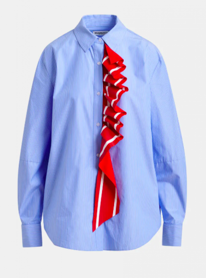 La chemise avec un volant