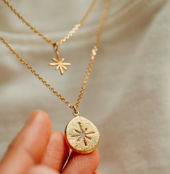 Le collier avec une gravure personnalisée 