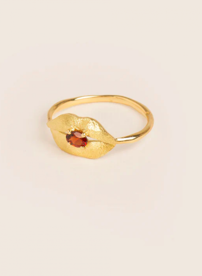 La bague en or en forme de lèvres 