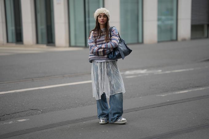 robe en dentelle sur un pantalon