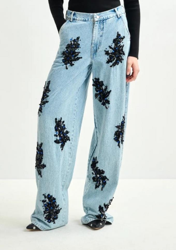 Blauwe en zwarte jeans met versieringen