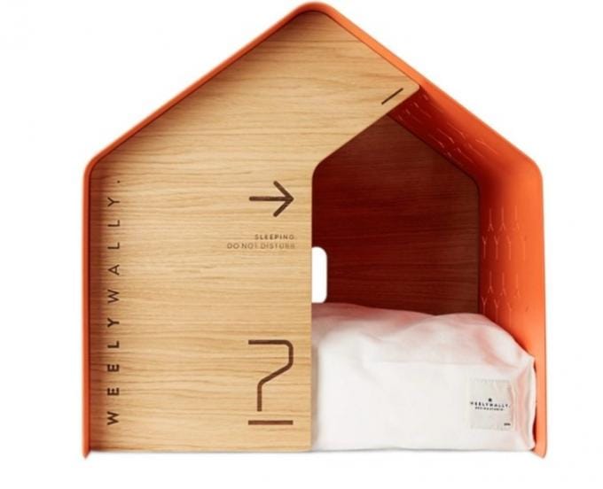 Houten kattenhuisje met kussen