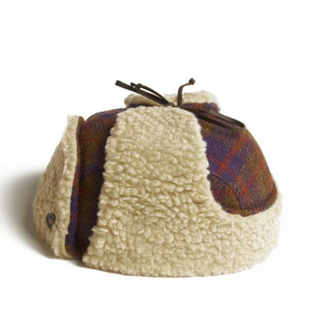 Muts met ruitjes en schapenwol 