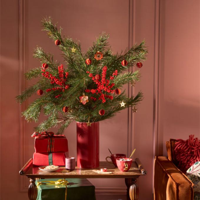 Kerstboeket met rode vaas én versiering