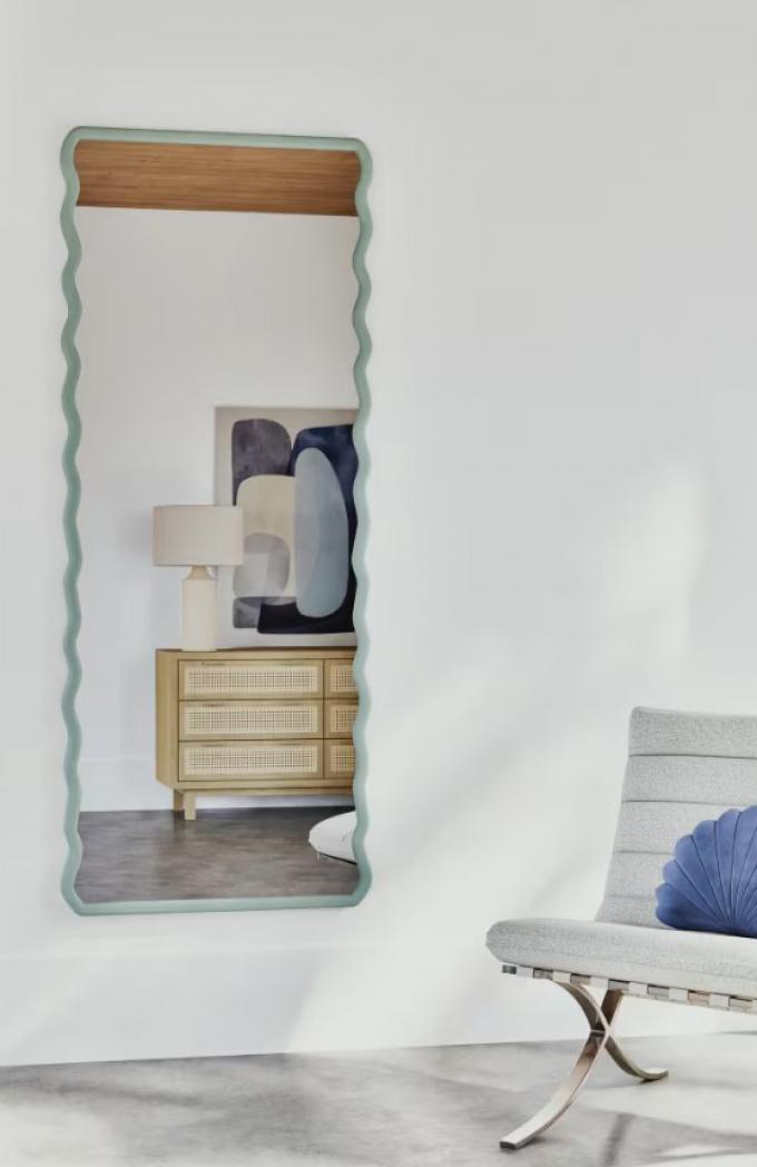 Grote golvende rechthoekige spiegel in groen