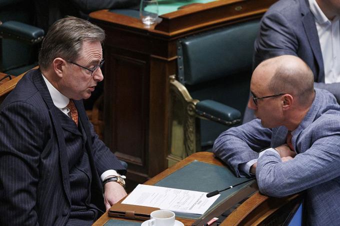 Bouchez pleit voor minder overheidsuitgaven en lagere belastingen om begrotingsput te dichten