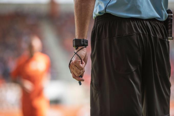 ‘Wanneer zijn we het normaal gaan vinden dat je naar scheidsrechters mag roepen wat je wil, alsof het geen mensen zijn?’