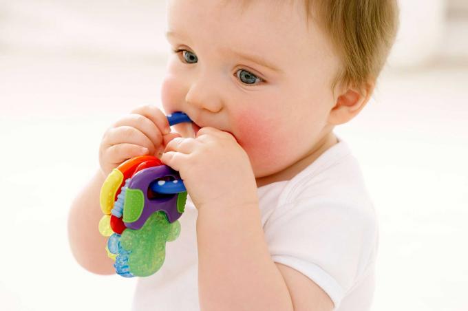 Overheid raadt jonge ouders gebruik van plastic zuigflessen, vochtige doekjes en plastic speelgoed af