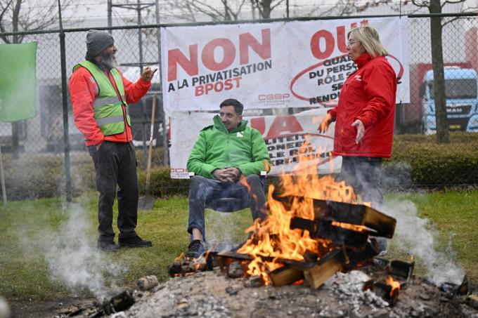 Chez bpost, on pinaille sur une fin de travail à 16h40 ou 17h20, alors que de nouvelles économies se profilent