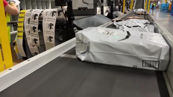 Amazon ouvre son réseau logistique à tout le monde et grignote le marché de FedEx, UPS… et bpost : “Ce sera un concurrent sérieux”