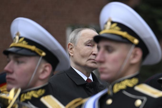 Poetin toont zich zegezeker in toespraak op militaire parade