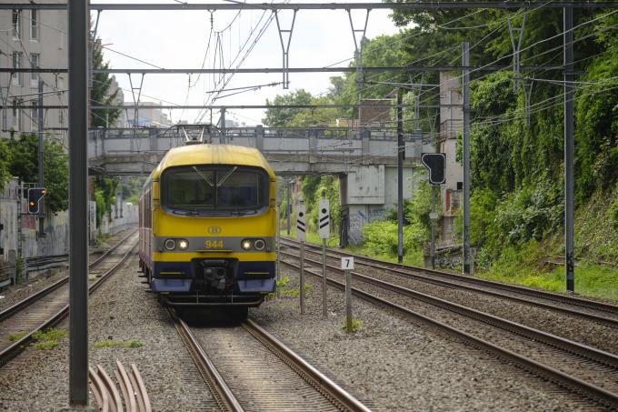 Un bus scolaire percuté par un train à un passage à niveau en Flandre, plusieurs victimes à déplorer