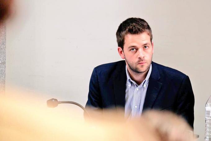 Un secrétaire politique des Engagés tient des prop
