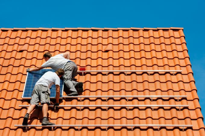 “90% en infraction” : le très mauvais bulletin des entreprises de panneaux solaires et pompes à chaleur