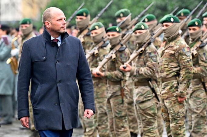 “Faut-il passer à un service obligatoire ? : face au succès du service militaire volontaire, Theo Francken lance un sondage