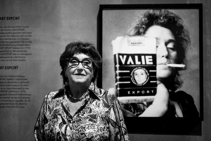 Afscheid van Valie Export (86), de performanceartieste die het Wenen van de jaren 60 op stelten zette