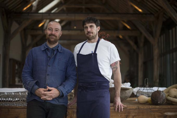 Les chefs australiens Shaun Barney Kelly et James Henry du restaurant Le Doyenne, Saint-Vrain, au sud de Paris. - Table of the Year du Fooding Guide