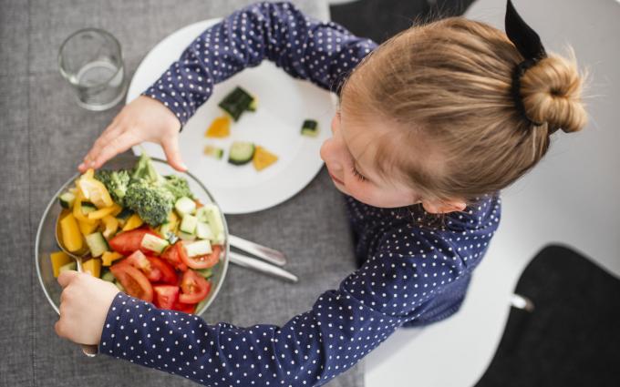 enfant fille legume alimentation