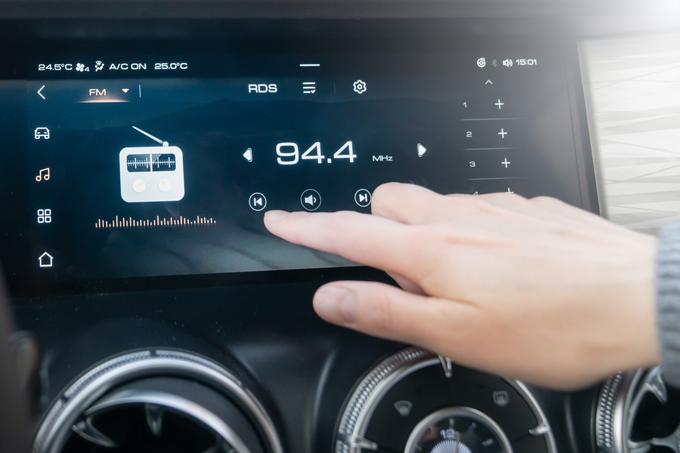 Pourquoi la radio disparaît de plus en plus de certaines voitures (et en quoi ça pose problème)