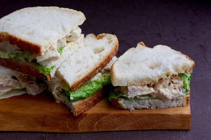 Sandwich au coronation chicken