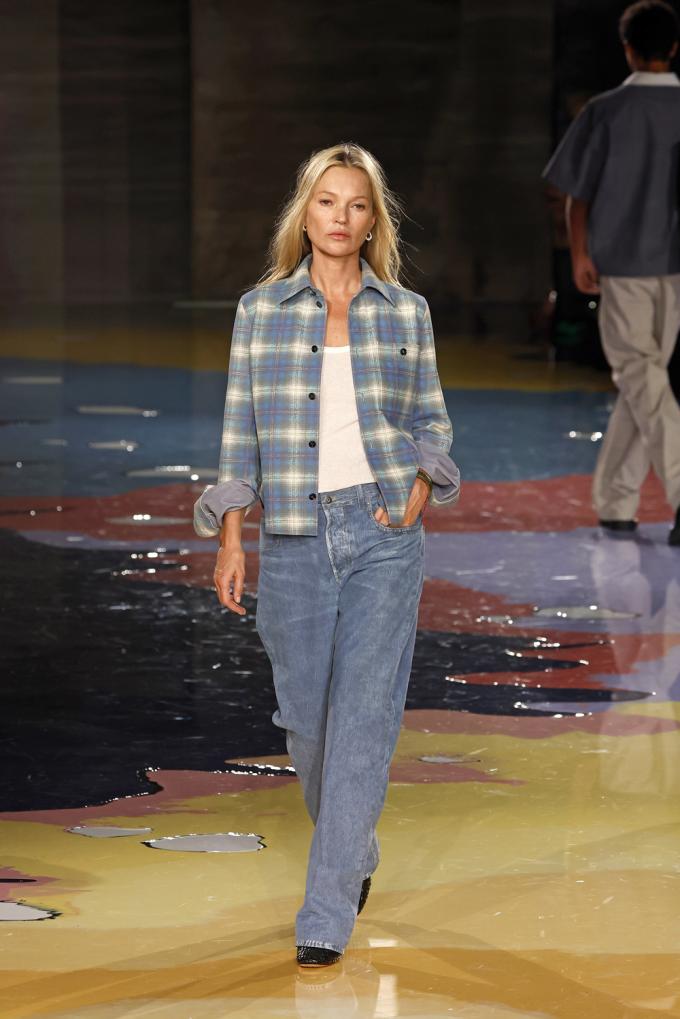 Kate Moss, star des années 90, en 2022 chez Bottega Veneta