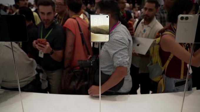 Sept ans après Samsung, Apple débarque sur le marché niche des smartphones pliables