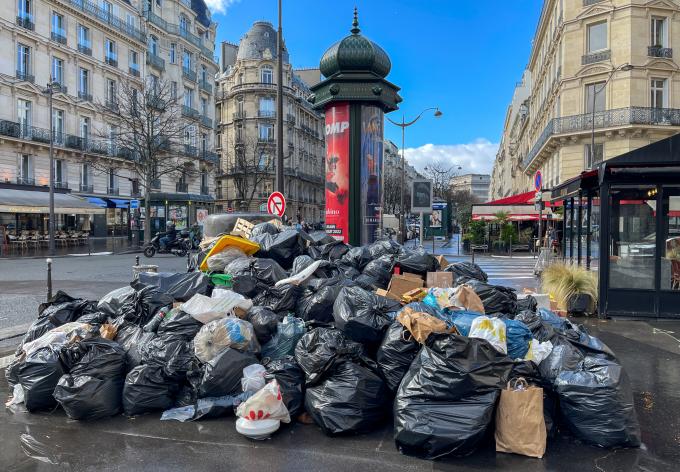 Une des fameuses colonnes Morris, l'un des symbole de la capitale française, marsquée ici par l'amoncellement de poubelles.