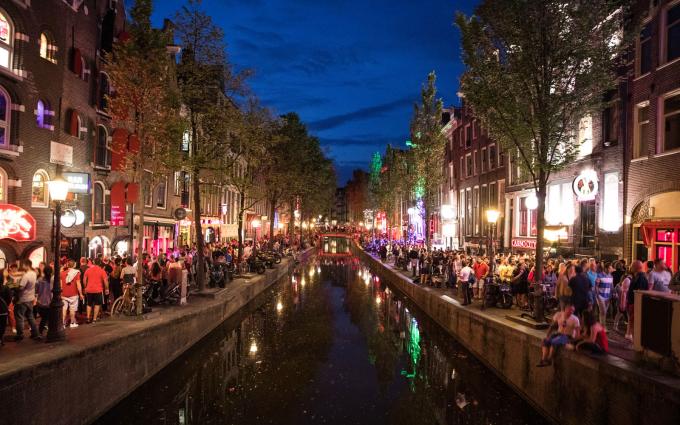 Amsterdam rue nuit fete