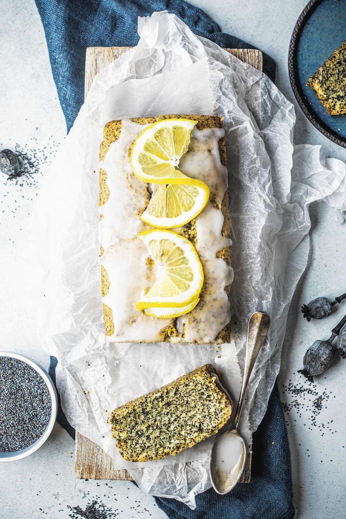 Citroencake met maanzaad en fris citroenglazuur