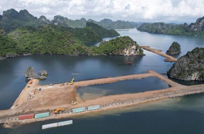 Baie d'Ha Long au Vietnam, photographiée le 4 novembre 2023