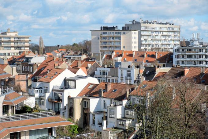 Evolution des prix de l'immobilier a la vente ou a la location. Vue sur les maisons et appartements du quartier View on the roofs, the houses and appartments in Etterbeek, evolution of the price. 05/03/2019