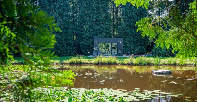 Verlaten huisje aan het water in Manhay