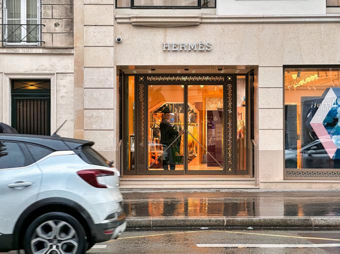 La tempête boursière gronde toujours à Paris, mais le luxe reste au sec
