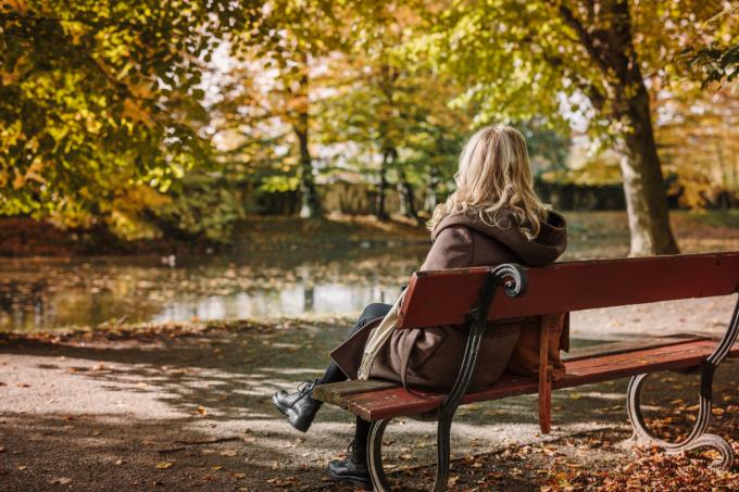 vrouw eenzaam op bank kinderloos zonder partner