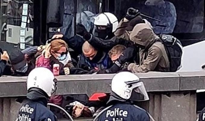 Des femmes matraquées dans le dos lors de la manifestation à Bruxelles: «Cette vidéo ne montre qu’une fraction de l’intervention»