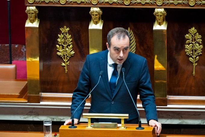 Crise politique en France: Sébastien Lecornu vire à gauche et poursuit sa route