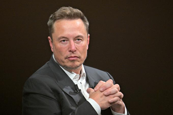 Elon Musk is de helft van zijn vermogen kwijt, maar blijft ruim de rijkste