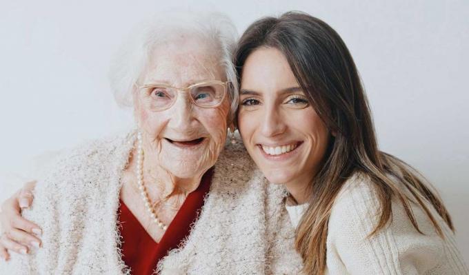 C’est beau comme Mel et Fernande, 24 et 102 ans, qui racontent la vie, et la life