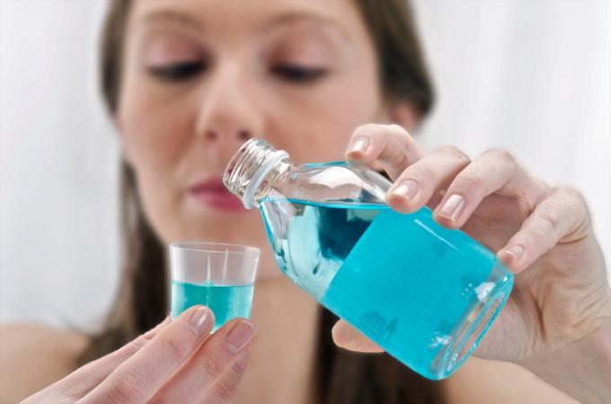 Les bains de bouche, ennemis de la santé bucco-dentaire? «C’est tout le paradoxe de ces produits»