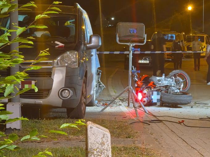 Motorrijder (45) botst tegen geparkeerd voertuig tijdens politieachtervolging en komt om het leven: “Tijdens een controle in Ieper vluchtte hij plots weg” - KW.be