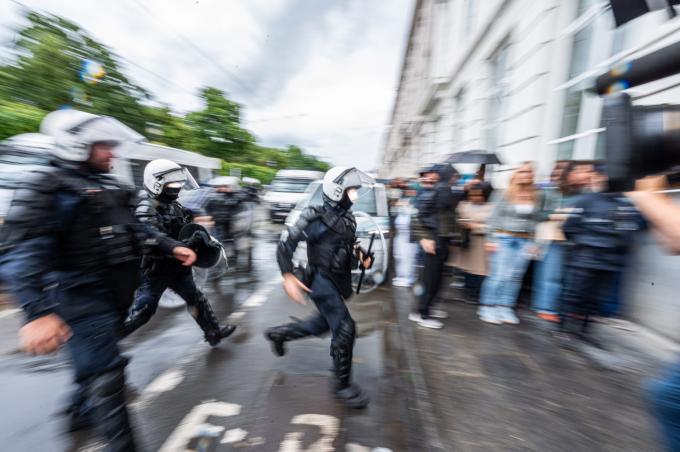 Fumigènes et nasse policière: récit de la révolte du monde de l’enseignement au parlement de la FWB