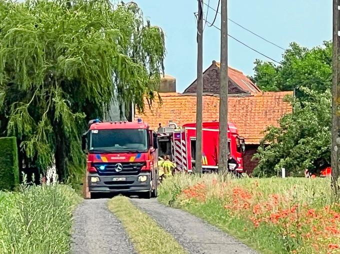 Er woedde maandagnamiddag een zware uitslaande brand bij een landbouwbedrijf aan de Oostpoeselstraat in Noordschote.