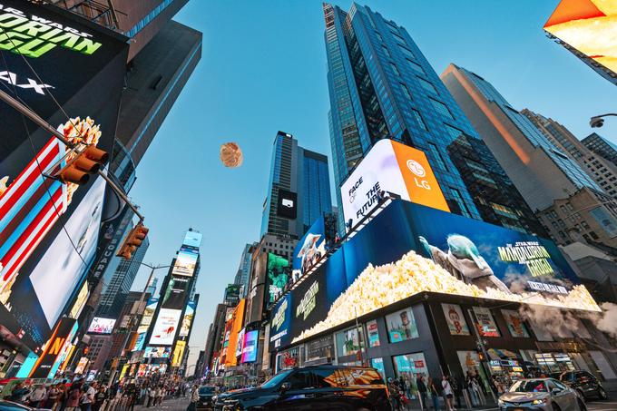 “Faire voler une vraie voiture de deux tonnes” ou léviter un popcorn géant au dessus de Times Square : le pari fou des magiciens belges de Levita