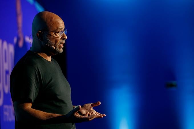 Le philosophe du bonheur Mo Gawdat plaide pour une IA éthique: ‘L’IA doit nous rendre plus intelligents, pas nous abêtir’